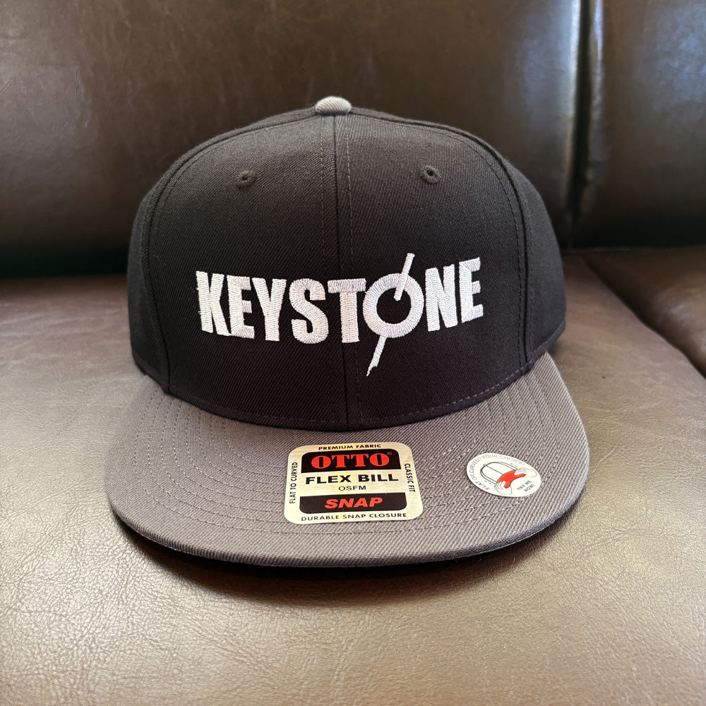 KEYSTONEロゴ フラットキャップ スナップバック ブラック×チャコールグレー