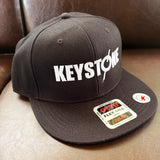 【キープキャスト2026】KEYSTONE ロゴフラットキャップ